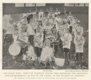 El tour real, grupo de indios Tsimpsian que presentaron el Kiti-um-Shamorgat ancestral, o Sombrero de los Jefes, a la Duquesa de Cornwall