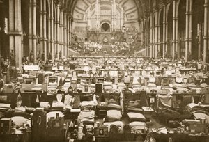 El Salón de los Dormitorios, Alexandra Palace, ilustración de Prisioneros Alemanes en Gran Bretaña de English Photographer