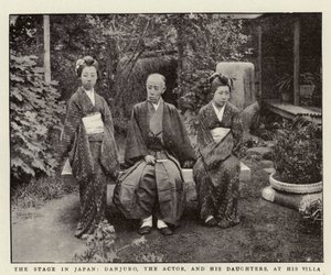 El escenario en Japón, Danjuro, el actor, y sus hijas, en su villa de English Photographer