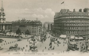 La Strand desde Trafalgar Square, Londres de English Photographer