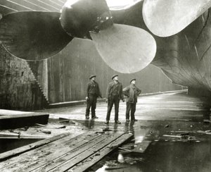 Las hélices del Titanic en el dique seco de Thompson de Harland & Wolff, Belfast, Irlanda, 1910-11 de English Photographer