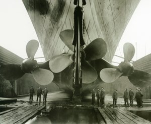 Las hélices del Titanic en el Thompson Graving Dock de Harland y Wolff, Belfast, Irlanda, 1910-11