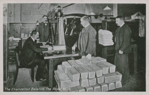 La balanza del canciller en The Royal Mint, Londres de English Photographer