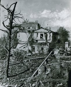 La explosión en el Canal Regents; Residencia del guardaparque después de la explosión de English Photographer