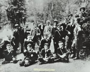 El primer viaje escolar de la Junta Escolar de Londres. Niños de Bell Road Higher Grade School, Peckham visitan una mina en el Bosque de Dean, 1896 de English Photographer
