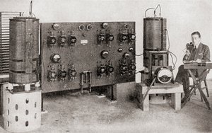 El primer transmisor de radiodifusión operado en Gran Bretaña, instalado en los Talleres Marconi, Chelmsford, en 1919 y 1920, de La Historia de Veinticinco Años, publicado en 1935 de English Photographer