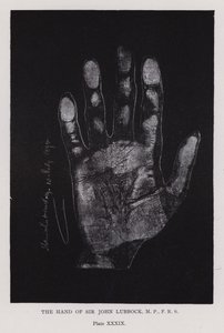 La mano de Sir John Lubbock de English Photographer