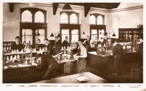 El gran laboratorio de química de la Escuela de San Pablo (foto en blanco y negro)