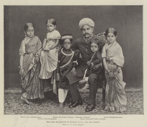 El difunto Maharajá de Mysore, GCSI, y su familia de English Photographer