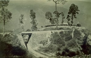 El bucle en Agony Point en Tindharia en el Ferrocarril Himalaya de Darjeeling, 1880s