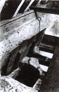 El escondite de los sacerdotes en una escalera en Sawston Hall diseñado y hecho por el mártir y santo jesuita, Nicholas Owen, c.1935 de English Photographer