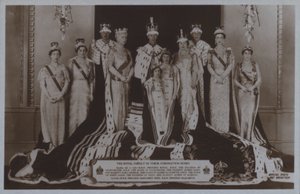 La familia real en sus túnicas de coronación (foto en b/n)
