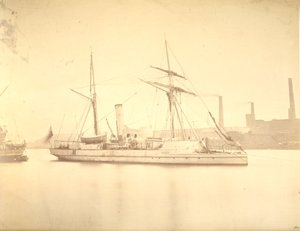 El lado de estribor del cañonero "Delta" amarrado en el río Tyne, c.1876 de English Photographer