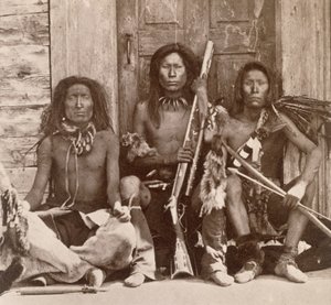 Tres valientes indios, fotografiados por los Ingenieros Reales en el Paralelo Cuarenta y Nueve (foto sepia) de English Photographer