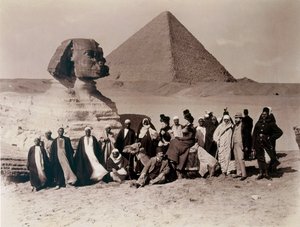 Turistas visitando la Esfinge en Giza