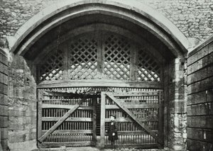 Torre de Londres, Tower Hill: Puerta de los Traidores, 1890 de English Photographer