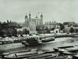 Torre de Londres, Tower Hill: desde el río, 1895 de English Photographer