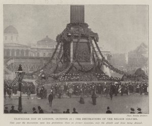 El Día de Trafalgar en Londres, 21 de octubre, las decoraciones de la columna de Nelson