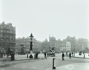 Trafalgar Square, Westminster LB: Trafalgar Square mirando al este hacia Charing Cross, 1896 de English Photographer
