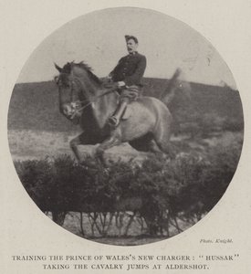 Entrenando al nuevo caballo del Príncipe de Gales, un húsar tomando los saltos de caballería en Aldershot de English Photographer