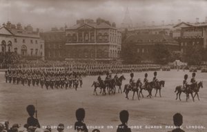 Trooping of the colour en el Horse Guards Parade, Londres (foto b/n) de English Photographer