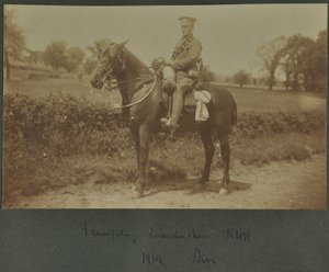 Trompetista de la Artillería Real a Caballo de Leicestershire en un campamento de entrenamiento en Diss, 1914 de English Photographer