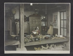 Dos niños comiendo, dentro de una casa, Álbum de fotografías de Corea de English Photographer