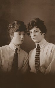 Dos jóvenes eduardianas con corbata (foto b/n)