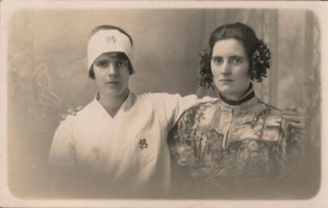 Dos mujeres jóvenes, abrazadas (foto en blanco y negro) de English Photographer