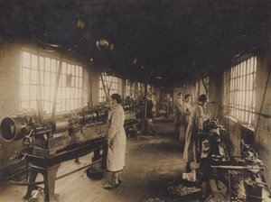 Obra de ingeniería inglesa sin identificar, principios del siglo XX (foto en b/n) de English Photographer