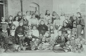 Clase desconocida de niñas, 1896 de English Photographer