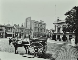 Upper Richmond Road, oeste desde Putney High Street, con vehículo tirado por caballos en primer plano, 1880 de English Photographer
