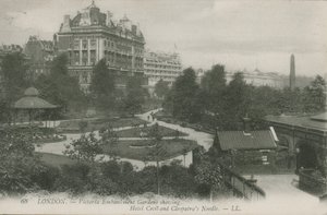 Jardines del Victoria Embankment, mostrando el Hotel Cecil y la Aguja de Cleopatra, Londres