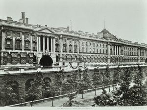Victoria Embankment, Westminster LB: Somerset House, elevación hacia Victoria Embankment, 1896 de English Photographer