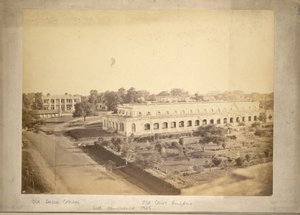 Vista del Old Dhaka College y el Old Court Building, c.1875 (fotografía en B/N) de English Photographer