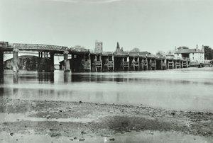 Vista de los puentes antiguo y nuevo de Putney con casa de malta y la iglesia All Saints al fondo, 1885