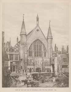 Vista del extremo este del Guildhall, Londres, y la antigua biblioteca, 1870 de English Photographer