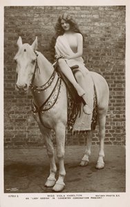 Viola Hamilton como Lady Godiva en la Coronación de Coventry (foto b/n) de English Photographer