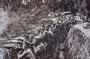 Tropas rusas de la Primera Guerra Mundial en una trinchera en el frente del río Dvina, septiembre de 1917 de English Photographer