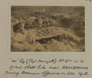 Compañía W (Capitán Marryatt) Cuartel General en un agujero de proyectil de 17 pulgadas cerca de HAZEBROUCK durante la Ofensiva Alemana en LYS, 1918 de English Photographer