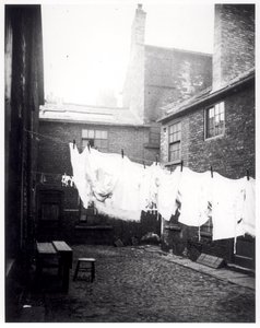 Tendedero en Eagle and Child Yard, Hunslet, Leeds, 13 de mayo de 1896 de English Photographer
