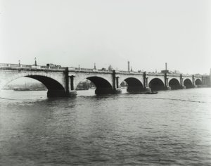 Waterloo Bridge: vista desde la orilla norte, 1895 de English Photographer