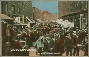 Wentworth Street, Petticoat Lane, Londres de English Photographer
