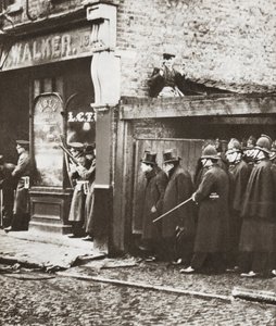 Winston Churchill durant le siege de Sydney street, Londres 1911 (foto b/n) de English Photographer
