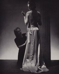 Mujer probándose un vestido (foto b/n) de English Photographer