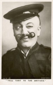 Mujer en uniforme y con bigote