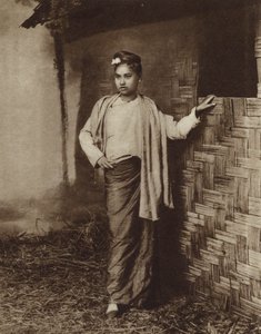 Mujer de ascendencia mongola en un pueblo de Birmania de English Photographer