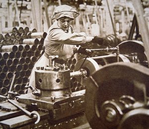 Trabajadora en una fábrica de municiones en Gran Bretaña durante la Primera Guerra Mundial