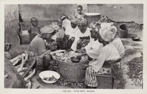 Mujeres pelando nueces de kola, Nigeria de English Photographer