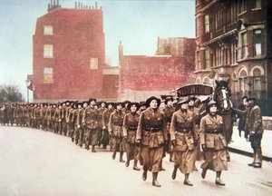 Mujeres voluntarias para una marcha de defensa a través de Londres